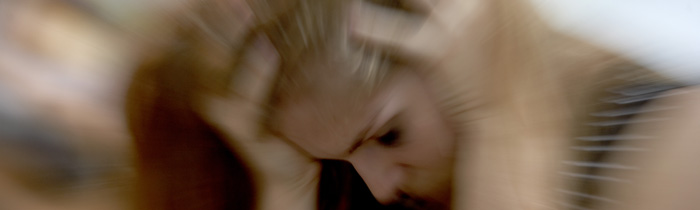 Kvinder der tager sig til hovedet