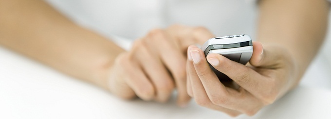 Mobiltelefon i hånd